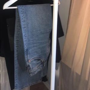Jeans - Ett par jeans från monki som kostade 400kr när jag köpte dem men nu säljer jag de för 130kr med frakt på 60kr. Användt några gånger men är som nya. Jag är 167cm lång och de är perfekta i längden. Innerbenslängden är 75cm 
