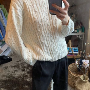Vit stickad tröja  - Sååå fin vit stickad tröja med krage som är köpt second hand. Säljer pga har för många i samma stil. Super mysig och passar perfekt till våren! I mycket bra skick då den aldrig kommit till användning. Kan mötas upp i Stockholm men även fraktas!