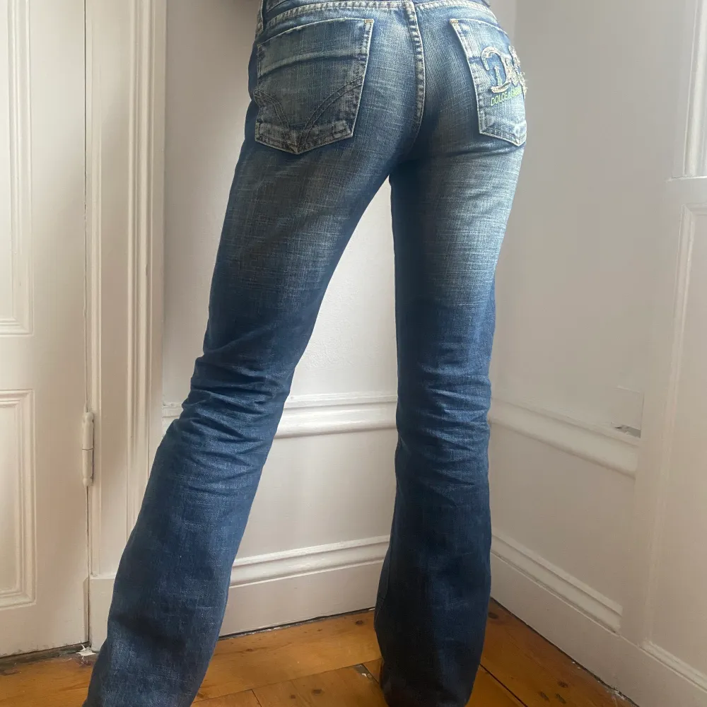 Säljer de snyggaste dolce & gabanna jeans som sitter lowwaisted och baggy. Jag är 162cm, de når ner till marken. Utan defekter. Jeans & Byxor.