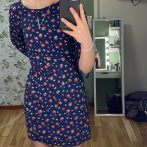 Klänning från H&M storlek 36 - Luftig och skön klänning från H&M med mönsters använd fåtal gånger och i bra skick.