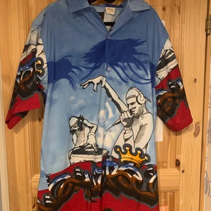 Anime Manga Style Graphic Shirt Oversized - tshirt skjorta med manga/grafitti inspirerat tryck. jättebra kvalite, inga defekter!