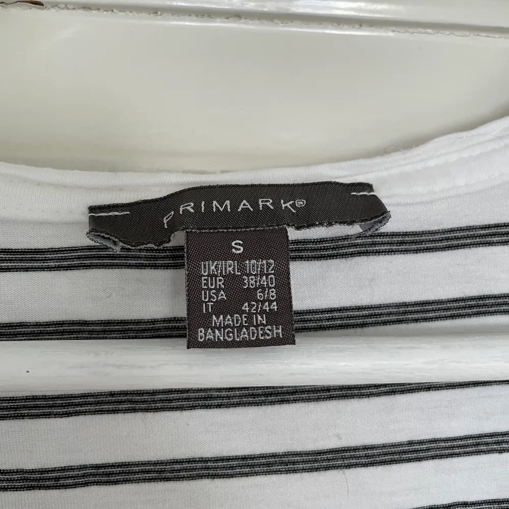Stilren randig T-shirt från Primark, köpt i London. Väldigt bra kvalite och bra skick. Spårbar frakt med DHL inräknat i priset!!. T-shirts.
