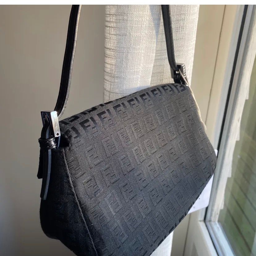 Fendi baguette cloth mini bag köpt på Vestiaire Collective i jan 2021. Aldrig använd så i väldigt bra skick utan repor / slitningar! Finns kvitto samt äktintyg. Kan mötas i Sthlm/skickas. Pga oseriösa köpare så lägger jag ut igen! Pris kan diskuteras! . Accessoarer.