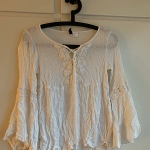 Vit fin blus  - Vit fin blus. I gott skick, bara lite skrynklig.