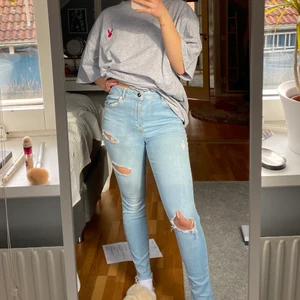 Jeans storlek M - Ett par jeans i storlek M. Hålet på knät har jag gjort själv. Endast använt kanske 3/4 gånger.