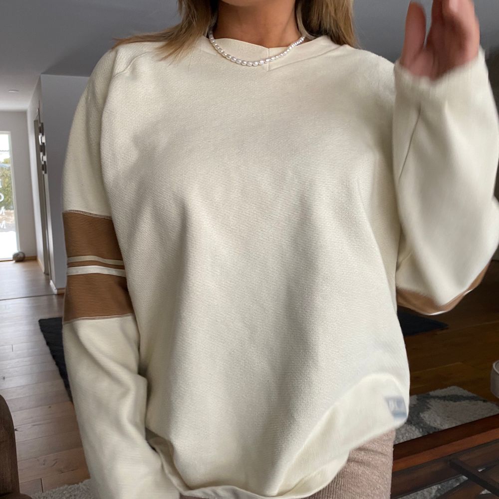 Intressekoll på min coola Nike vintage sweatshirt, säljer endast för bra pris , kund står för frakt!! Oversize på mig som vanligtvis har S (har andra Nike tröjor som jag säljer på min plick så kolla in dom) högsta BUD: 850kr. Tröjor & Koftor.