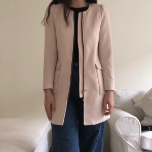 Ljusrosa kappa - Jättefin kappa i storlek 36. Säljer pga lite för kort i armarna för mig. 