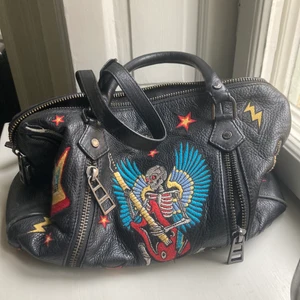 Zadig Voltaire väska - Zadig Voltaire väska, i medium storlek, gott skick, inte så använd. Dustbag och längre band ingår! 