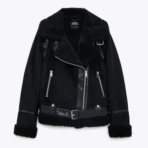 Zara jacka - Zara jackan shearling, i storlek L. Jacken ger en oversize fit då är är en storlek L om man inte är L men passar S,M också! Har använt jackan i en vinter och den är i fint skick. 💗 den kostade 850kr men säljer den för 250kr. Kan mötas upp i Stockholm annars står köparen för frakten.