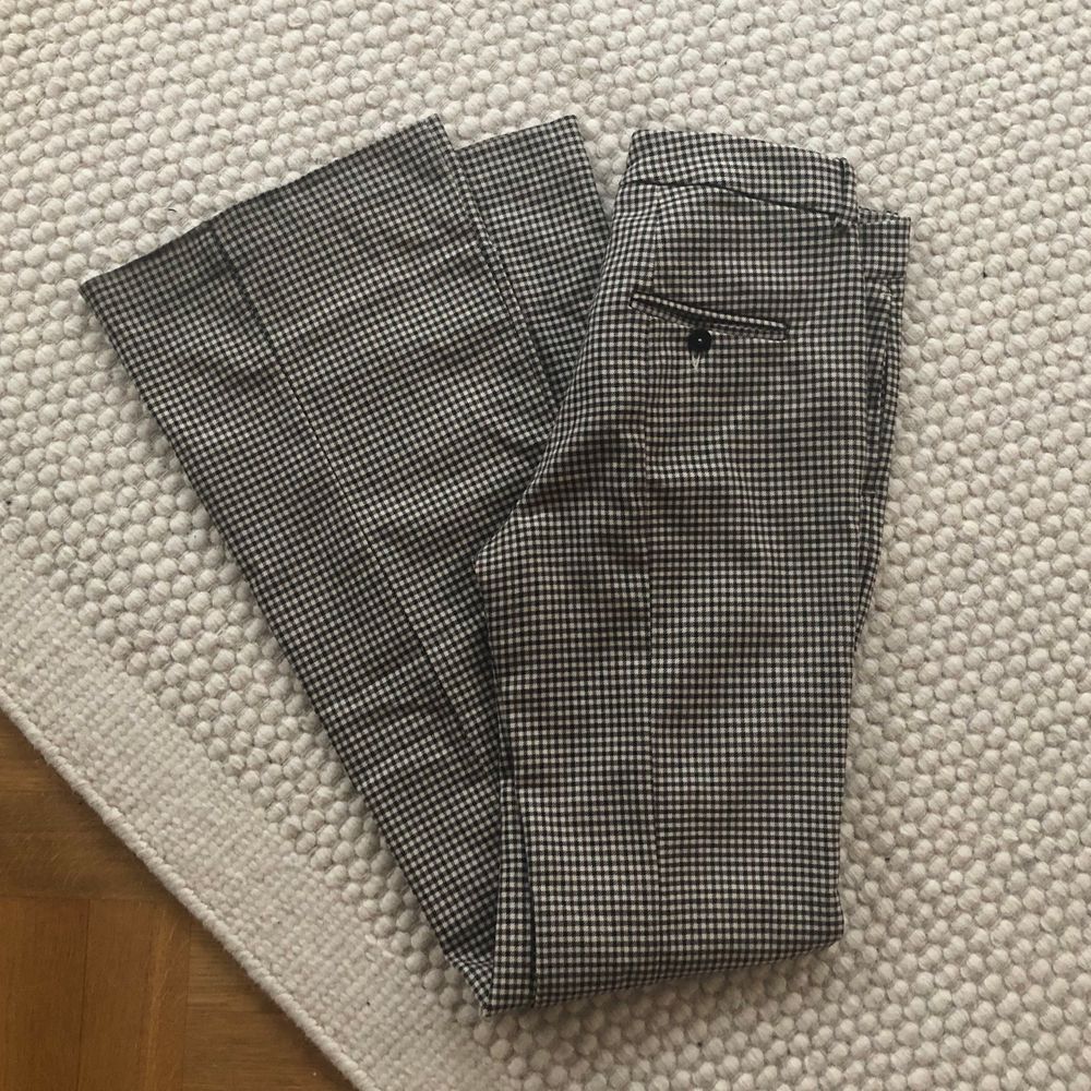 Superfina kostymbyxor från mango som tyvärr är för långa för mig, så de kommer inte till användning. De har små rutor och jättefint mönster. . Jeans & Byxor.