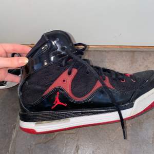 Air Jordans storlek 39 köpa i USA för några år sedan. Är i färgen svart och röd 