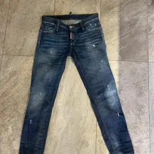 Ett par Dsquard jeans i storlek 38. Köpta för 6 månader sedan, knappt använda och ser ut som nya. Köpta för 2200. Priset kan även diskuteras.