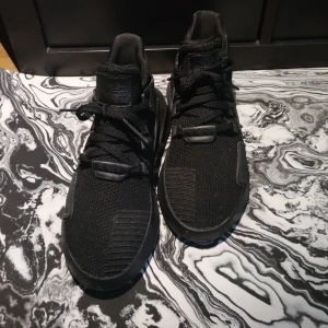 Adidas - Svarta EQT adidas sneakers i stl 43 1/3 som är i väldigt fint skick! 