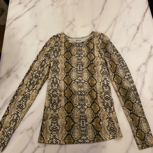Tröja ormprint  - storlek S 100kr exklusive frakt, från prettylittlething 🌸🌸🌸