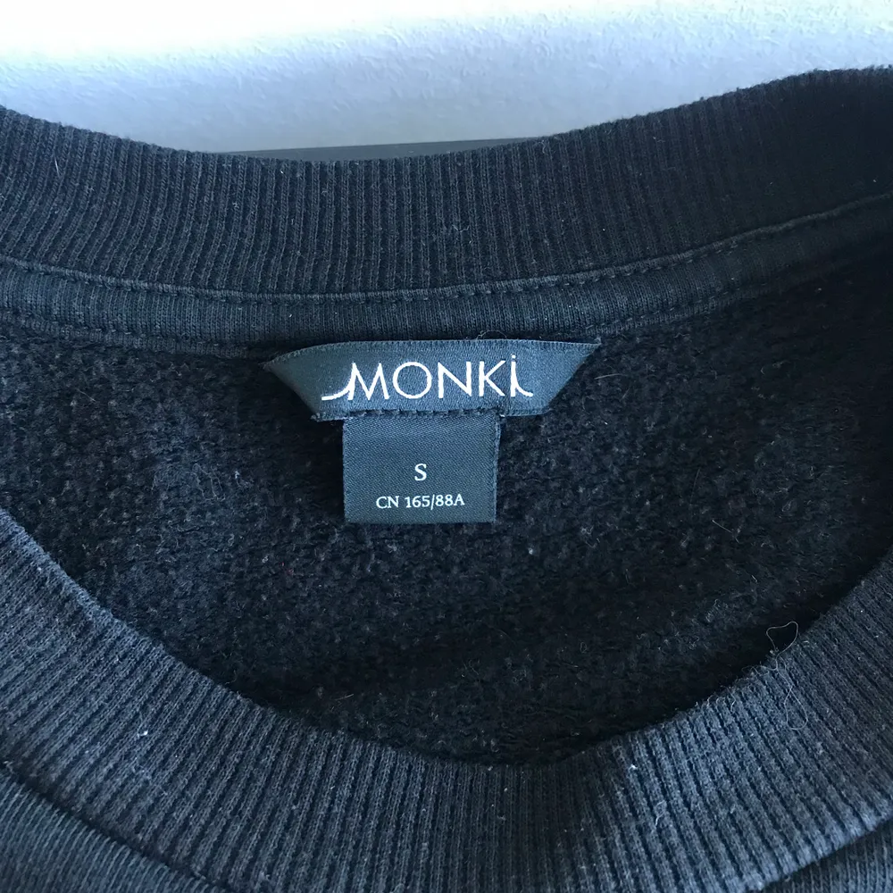 Svart tröja från Monki i storlek S, men skulle säga att den även passar M. Bra skick, super skön att ha på sig och jätte fint mönster på sidan av ärmarna🌷💓. Tröjor & Koftor.
