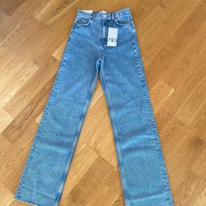 SÅLDA VID DIREKT KÖP! För er som är interiserade kommer samma jeans i storlek 36 till försäljning på tisdag❤️ Håll koll på mina annonser☺️