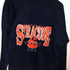 Orange Syracuse Sweatshirt  - Mörkblå sweatshirt med orange tryck på bröstet, oversized och väldigt bekväm! Den har varit en favorit hos mig men är nu redo att flytta hem till någon annan 💕✨☁️