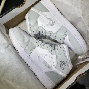 Jordan 1 mid - Helt nya mycket fina. Har dom i storlek 40-45. Fri frakt 📦 