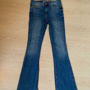 Bootcut jeans  - Ett par fina ljusblå bootcut jeans. I gott skick. W28, L34.