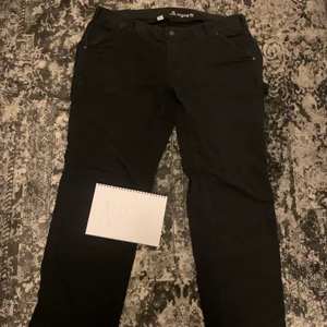CARHARTT CARPENTER PANTS - Carhartt carpenter pants size 36/32, Baggy fit, vintage condition, kan skicka fit pics om det behövs. Hmu vid eventuella frågor. Meetup alternativt frakt funkar. SÄNKT PRIS, sänkte från 550kr till 460kr.