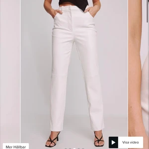 Skinnbyxor - vita skitsnygga skinnbyxor som tyvärr inte passar längre, de är i superbra skick, lite långa i benen på mig som är 168. Men det går också att klippa dom om man vill🤍skriv för fler bilder💞nypris 500kr