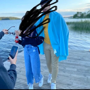 Jeans zara  - Blåa jeans ifrån Zara, tajta och har använt byxorna rätt så ofta men de är fortfarnde i bra skick! Ungefär haft byxorna ett halv år. 