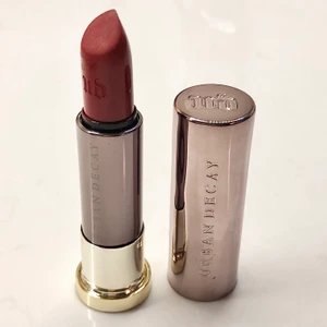 Urban Decay Bad Blood läppstift  - Urban Decay Bad Blood läppstift  Skick: Endast testat Nypris 215 kr  Pris: 60 kr