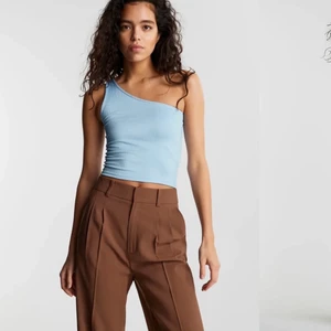 One shoulder top  - Jättefin blå one shoulder topp från Gina Tricot. Storlek S men skulle nog passa allt från XS-M (ganska stretchig). Använd sparsamt. Köparen står för frakt! (Köpt för 159 kr)