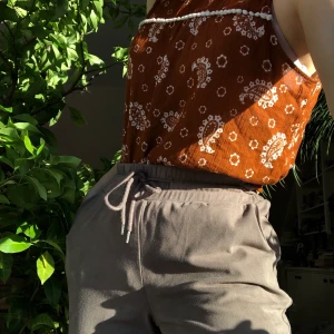 Tröja från zara - En tunn tröja från zara som är perfekt till sommaren då tyget andas bra. Kom ej till användning, ca 2-3 ggr :) tycker den är finast när man stoppar in den eller med ett skärp i midjan. Den är l men jag är s/m