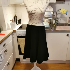 Preppy kjol från Laura Clement Collection, stl 40, oanvänd - Söt, preppy kjol i svart från Laura Clement Collection i storlek 40. I princip oanvänd och passar både till fest och vardag.