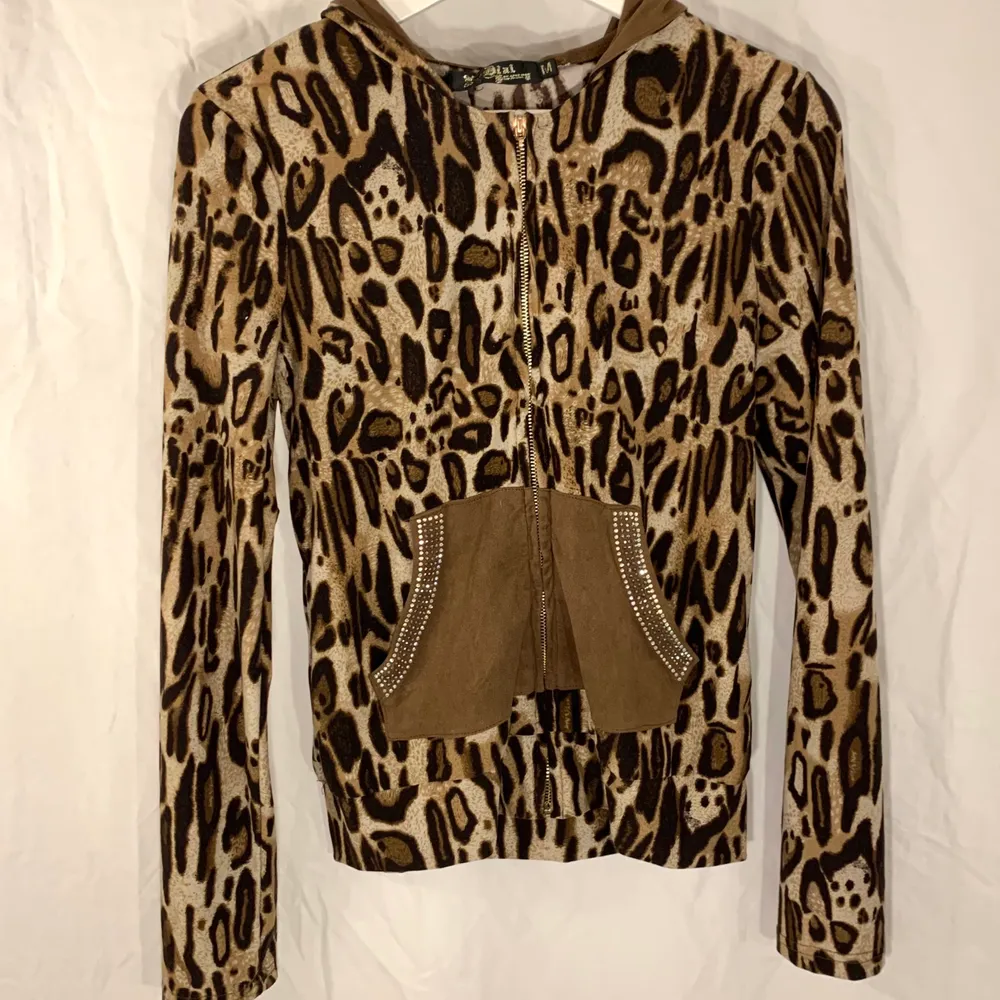 Leopardmönstrad zip-up hoodie med rhinestones. Fint skick. . Hoodies.