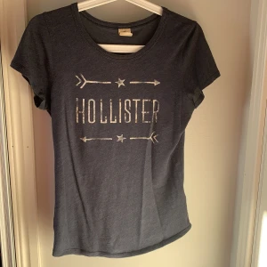 Hollister T-shirt - T-shirt från Hollister storlek S. 