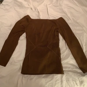 Brun tajt topp - En super fin tajt topp! I brun skimrande färg- fett inne💯
