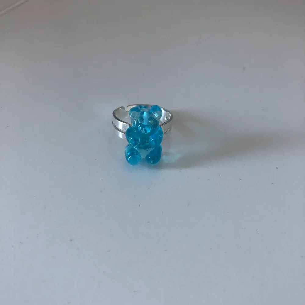 Blå gumibjörns ring 💍 den e justerbar så du kan justera den efter ditt finger Obs: det finns bara 3 i lager så tveka inte. Accessoarer.