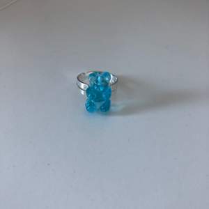 Blå gumibjörns ring 💍 den e justerbar så du kan justera den efter ditt finger Obs: det finns bara 3 i lager så tveka inte