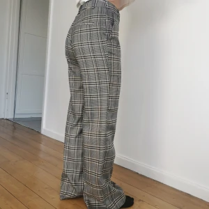Rutiga kostymbyxor - Säljer mina rutiga kostymbyxor då de inte är min stil längre och inte passar tyvärr! Storlek M/38🥰 förhandlingsbart pris! 