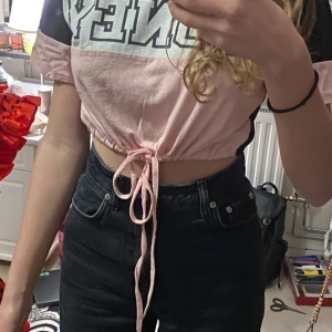 Svart,vit och rosa croptop - Säljer en svart,vit och rosa croptop i stl XS. Använd ändats 1 gång. Bra skick. Säljer för att jag aldrig använder den.