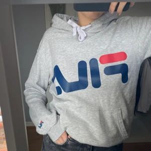 Hoodie från Fila - Grå hoodie från Fila med tryck! Storlek XS✨