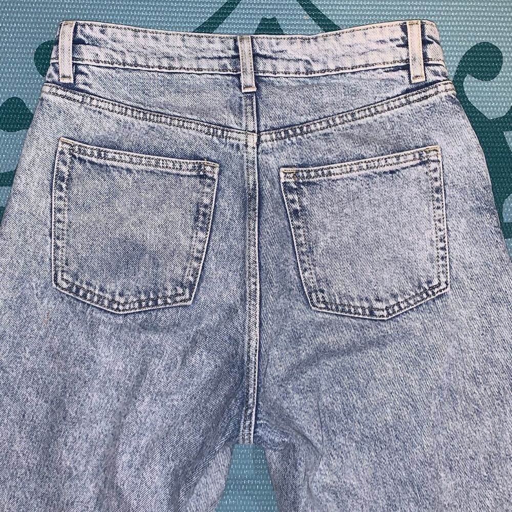 Knappt använda ljusblå Monki Yoko Jeans!! Baggy och ligger snyggt över skorna. 🌱 Säljer då de är för stora för mig: De såldes som w27 men mäter till 74 cm i midjemått vilket motsvarar w29. Jag är 170 cm lång ♥️ Patchen bak är bortsprättad👖. Jeans & Byxor.