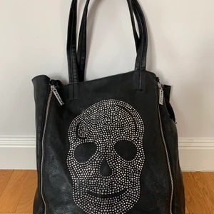 Döskalleväska - Rymlig väska med ”döskalle-bling”. Passar perfekt på axeln. Bredd 37 cm, höjd 35 cm. 