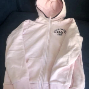 Peak performance  - Jag säljer denna kofta från Peak performance!! Jätte fin rosa färg men är för liten för mig! Storlek xs 