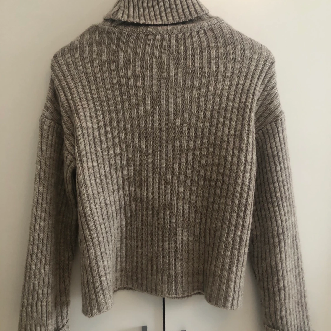 Stickad tröja ljusbrun - 90