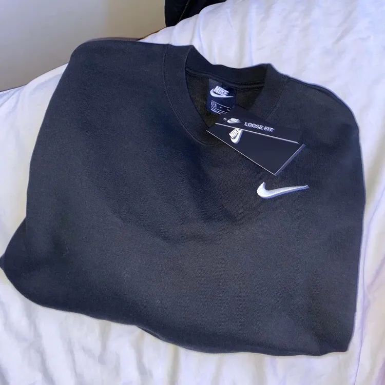 ❕ N I K E     S W E A T S H I R T❕                                     Säljer nu min jättefina Nike sweatshirt.💕 Tröjan är inte använd och i väldigt fin, tröjan har till och med kvar prislappen. Säljs pågrund av att den kom i fel storlek!💕 Tröjan är i storlek S och är köpt för 529kr! Buda från 400kr!💕✨. Tröjor & Koftor.