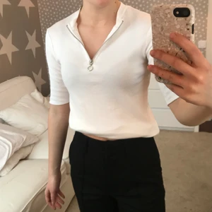 Stickad T-shirt - Ribbstickad t-shirt med dragkedja. Fin och bekväm