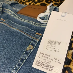 DONDUP jeans strl 27. (Tajta, mid waist) - Splitter nya snygga jeans från dondup som är helt oanvända endast prövade. Donduptara. Bra kvalité samt sitter super snyggt på rumpan, de är för små för mig & därför säljer jag dem. Dem är skinnyfit & lågmidjade. Köpta för 2299 kr