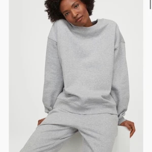 College tröja - En superfin grå college tröja som tyvärr inte kommer till användning. Jätte skön o varm och även lätt att styla till ett para snygga jeans t.ex💗 Kan mötas upp i Sthlm eller frakta!