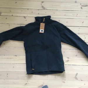 Fjällräven Sten Fleece Mörkblå strl L, oanvänd - Helt ny, oanvänd. Originalpris: 1399 kr.