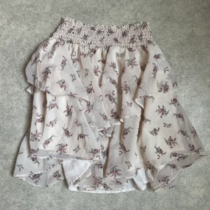 Kjol strl 38 - Kjol i storlek 38, men har sytt in midjan så passar en xs-s, även m (jätte stretchig och skön)! Använd en gång bara, säljs för 70kr, köparen står för frakt