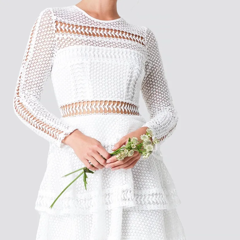 Söker en sån här klänning i vit! Den är från Nakd x Linn Ahlborg. Storlek xs, s, 34, 36 fungerar. Kontakta gärna mig ifall jag skulle kunna köpa den av dig. Kan betala mycket❤️❤️. Klänningar.