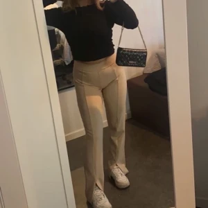 Byxor med slit - Jättefina byxor med slit från Nelly, är 153 och säljer för dem tyvärr är för stora och långa ❤️